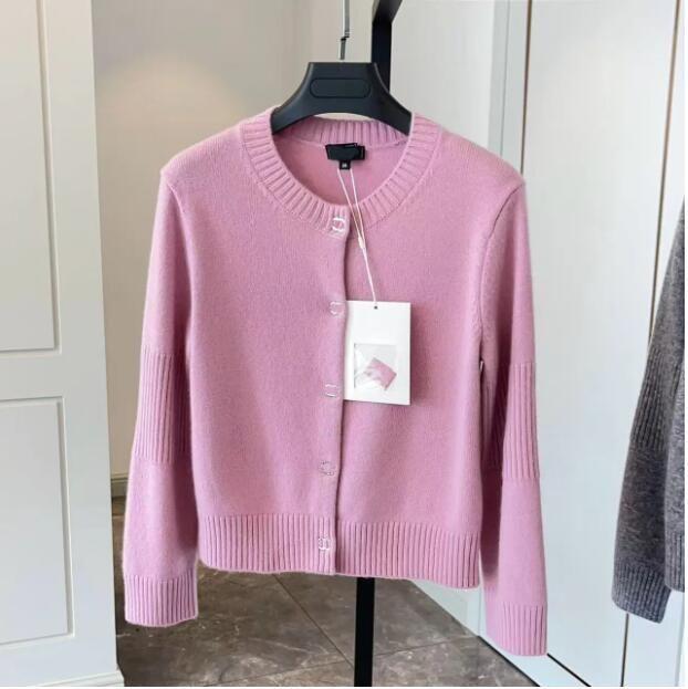 2025 Diseñador Nuevas Mujeres De Punto Cardigan Suéter Alfabeto Botón Decoración Primavera Otoño Alta Calidad Top Para Mujer En Tamaños Asiáticos Sxl