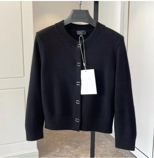 2025 Diseñador Nuevas Mujeres De Punto Cardigan Suéter Alfabeto Botón Decoración Primavera Otoño Alta Calidad Top Para Mujer En Tamaños Asiáticos Sxl - Imagen 2