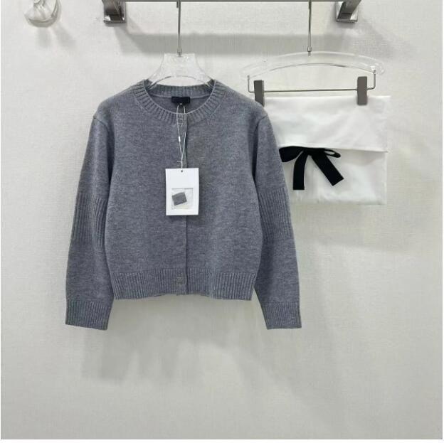 2025 Diseñador Nuevas Mujeres De Punto Cardigan Suéter Alfabeto Botón Decoración Primavera Otoño Alta Calidad Top Para Mujer En Tamaños Asiáticos Sxl - Imagen 3