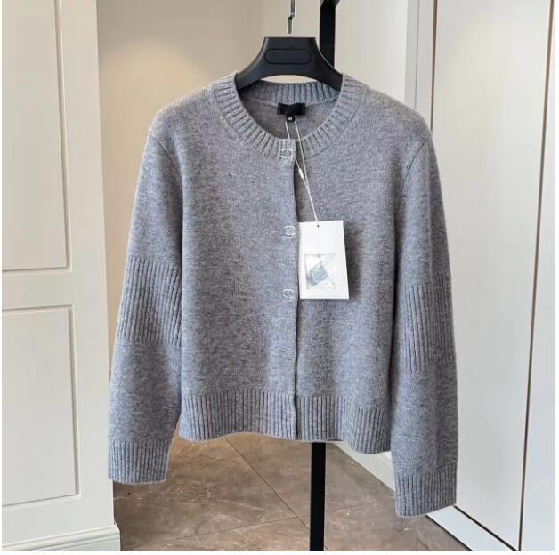 2025 Diseñador Nuevas Mujeres De Punto Cardigan Suéter Alfabeto Botón Decoración Primavera Otoño Alta Calidad Top Para Mujer En Tamaños Asiáticos Sxl - Imagen 4