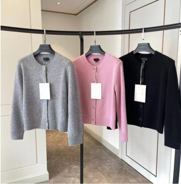 2025 Diseñador Nuevas Mujeres De Punto Cardigan Suéter Alfabeto Botón Decoración Primavera Otoño Alta Calidad Top Para Mujer En Tamaños Asiáticos Sxl - Imagen 5