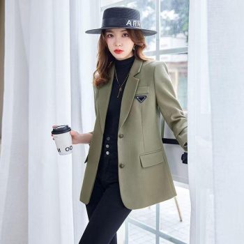 La Chaqueta De Traje Moderna Y De Alta Gama, Con Un Sentido Del Diseño De Chaqueta, Combina Bien Con Un Traje De Negocios Holgado De Longitud Media Y Es Versátil.