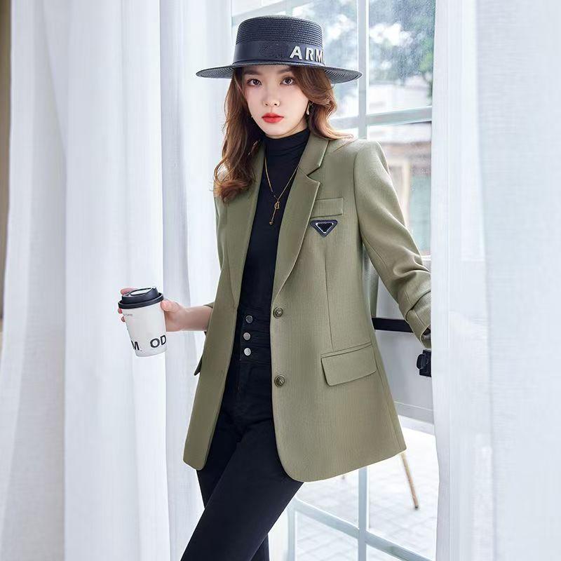 La Chaqueta De Traje Moderna Y De Alta Gama, Con Un Sentido Del Diseño De Chaqueta, Combina Bien Con Un Traje De Negocios Holgado De Longitud Media Y Es Versátil.